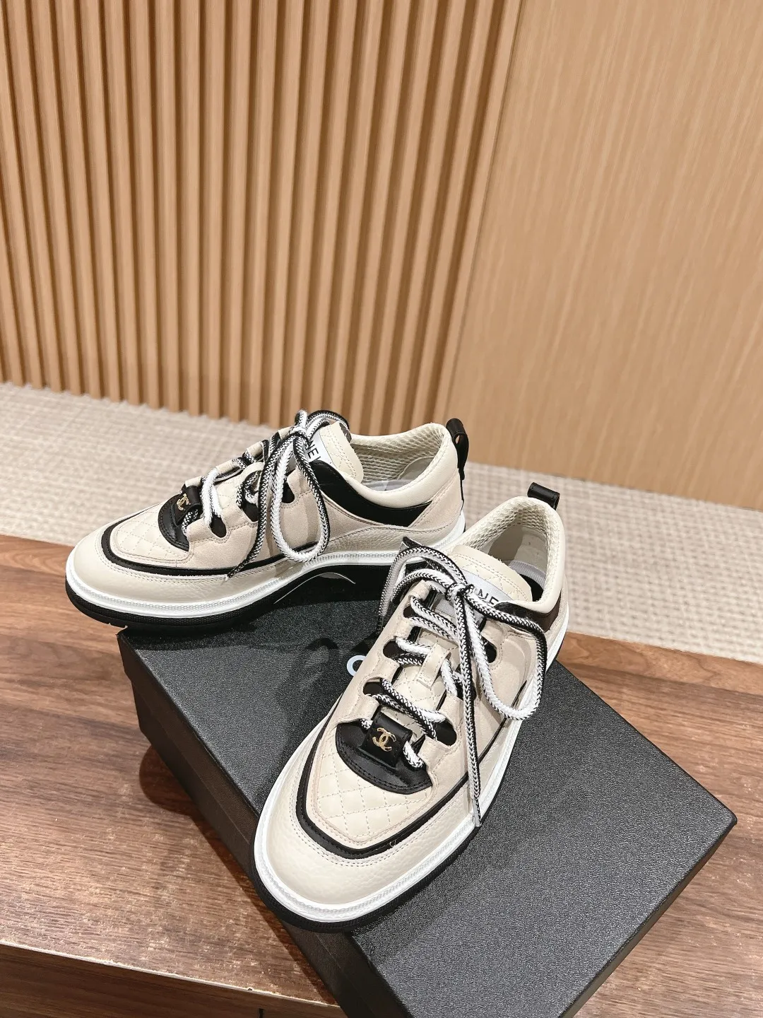 👟👟Ex-factory price 560👟👟 𝐂𝐇𝐀𝐍𝐄𝐋 Chanel’s new Milan catwalk sneakers, double C square round toe lace-up casual shoes, trendy shoes. This style is definitely Xiaoxiang’s hottest thing this season. You can’t buy this series at the counter. I wish I could weld it on my feet. It’s easy to wear and unique. It’s different from the previous style. It doesn’t have a big logo. Low-key and high-end. The light British-style square toe and the softness of the rhombus are perfectly blended together. There is a feeling that 1️⃣➕1️⃣ is greater than 3. The classic contrasting color combination is brilliant and not obtrusive. It can be paired with short skirts, shorts, denim, and trendy clothes. The sense of fashion is instantly improved by several levels. Upper: cowhide stitched with suede. Inner: breathable mesh. Sole: Original molded 𝐓𝐏𝐔 outsole Heel height: 4𝐂𝐌 Size: 35-40